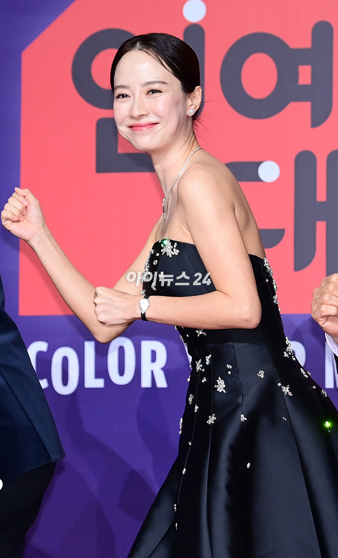 배우 송지효가 30일 오후 서울 마포구 상암 SBS 상암프리즘 타워에서 열린 '2023 SBS 연예대상' 시상식에 참석하고 있다. [사진=정소희 기자]