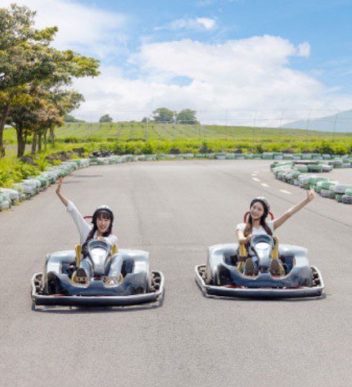 한 손을 들고 카트를 타고 달리는 모습