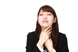 목을 누르는 여성-사진