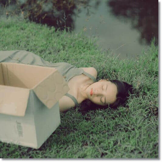 일하다 자는 기면증 여성