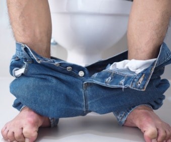 바지를-내리고-변기에-앉아있는-모습