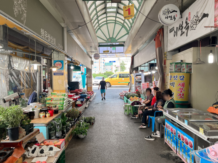 [6시 내고향] 대전 문창시장&amp;#44; 추어칼국수&amp;#44; 딸기꽈배기&amp;#44; 전 식혜&amp;#44; 닭강정&amp;#44; 떡볶이&amp;#44; 대추차 캐리커처 정보