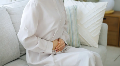 배가 아픈 여성