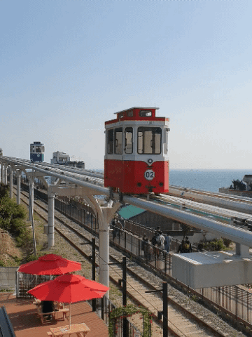 지나가는-빨간색-캡슐-열차