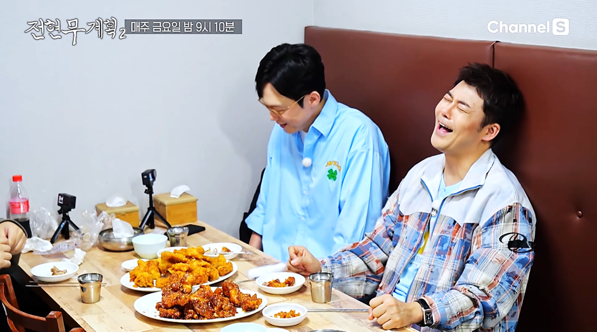 대구 3대 치킨집에서 양념과 후라이드 치킨을 시켜놓고 재미나게 웃고 있는 전현무와 박병은, 전현무계획2 방송 장면