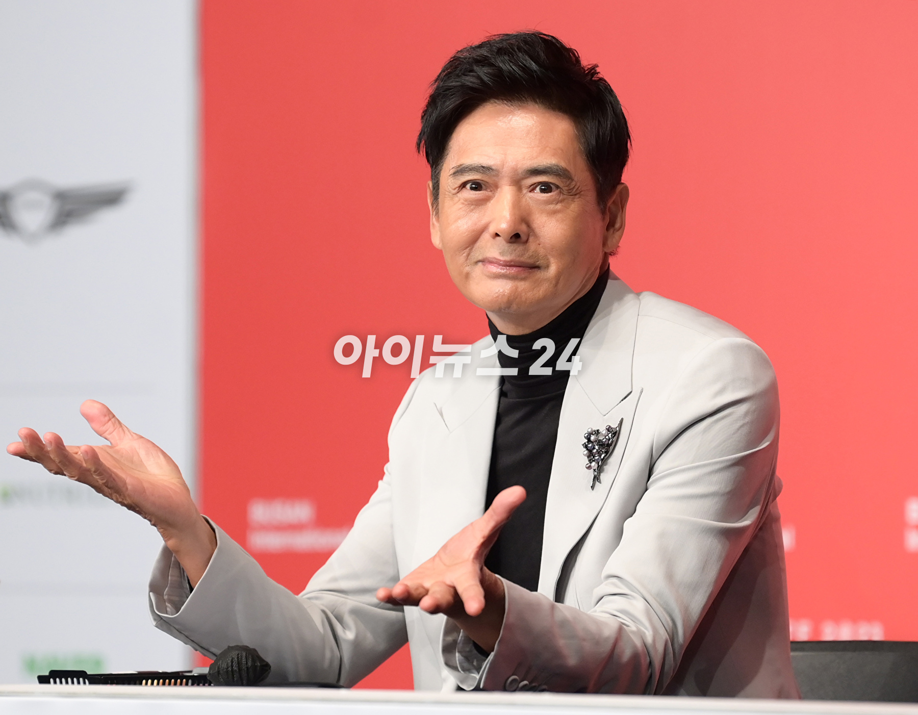배우 주윤발(저우룬파)이&nbsp;5일 오후 부산광역시 해운대구 우동 KNN타워에서 진행된 제28회 부산국제영화제 공식 기자회견에 참석해 포토타임을 갖고 있다. [사진=정소희 기자]