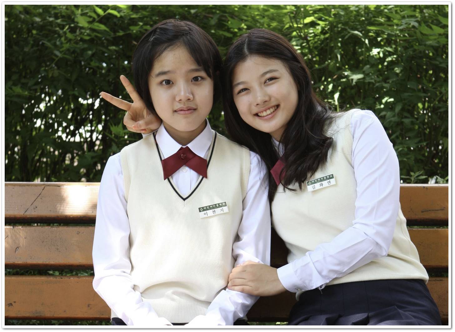 우아한 거짓말 만지와 화연이 다정하게 사진 찍는 모습