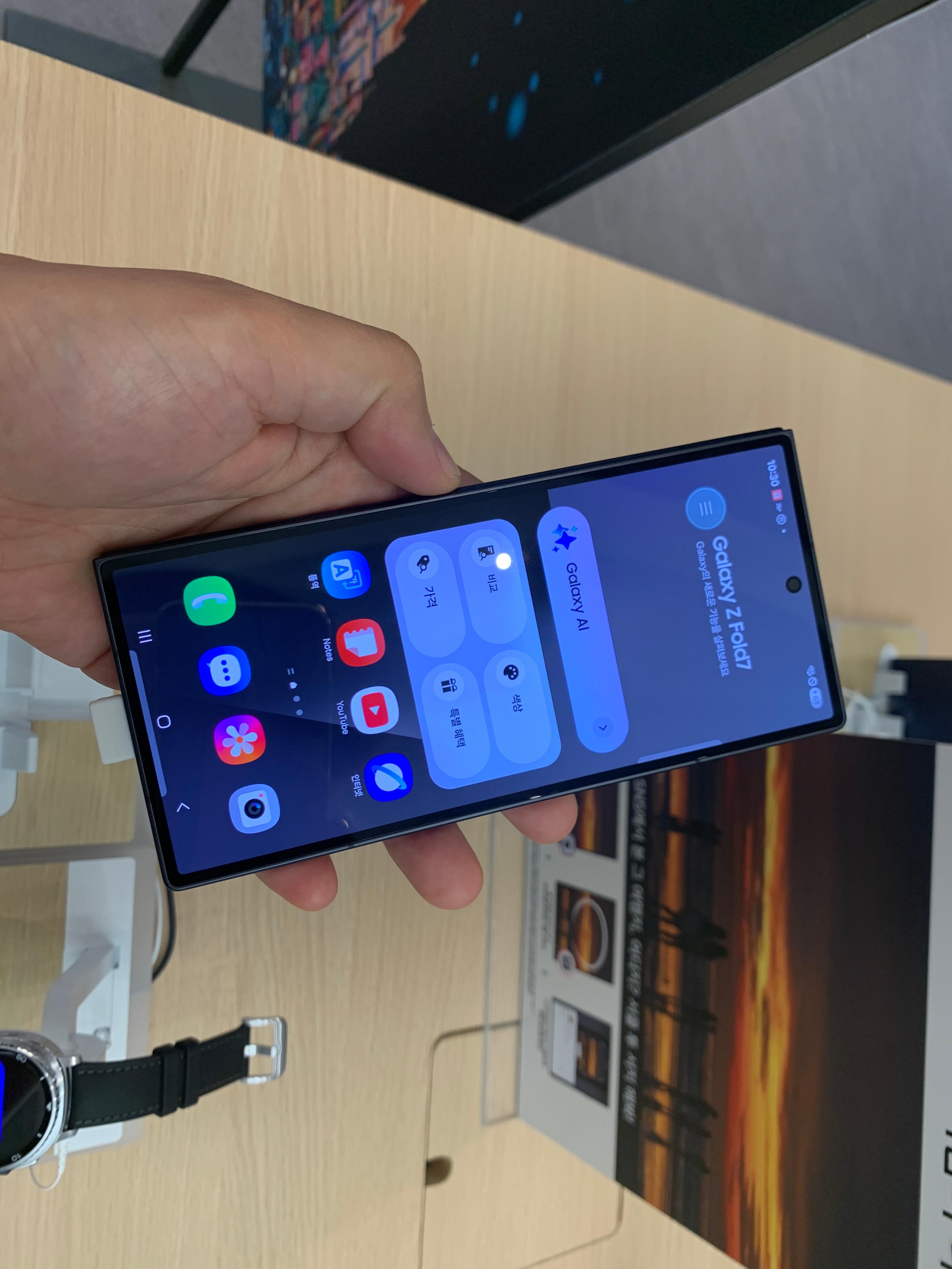 직관적인-커버-디스플레이-인터페이스