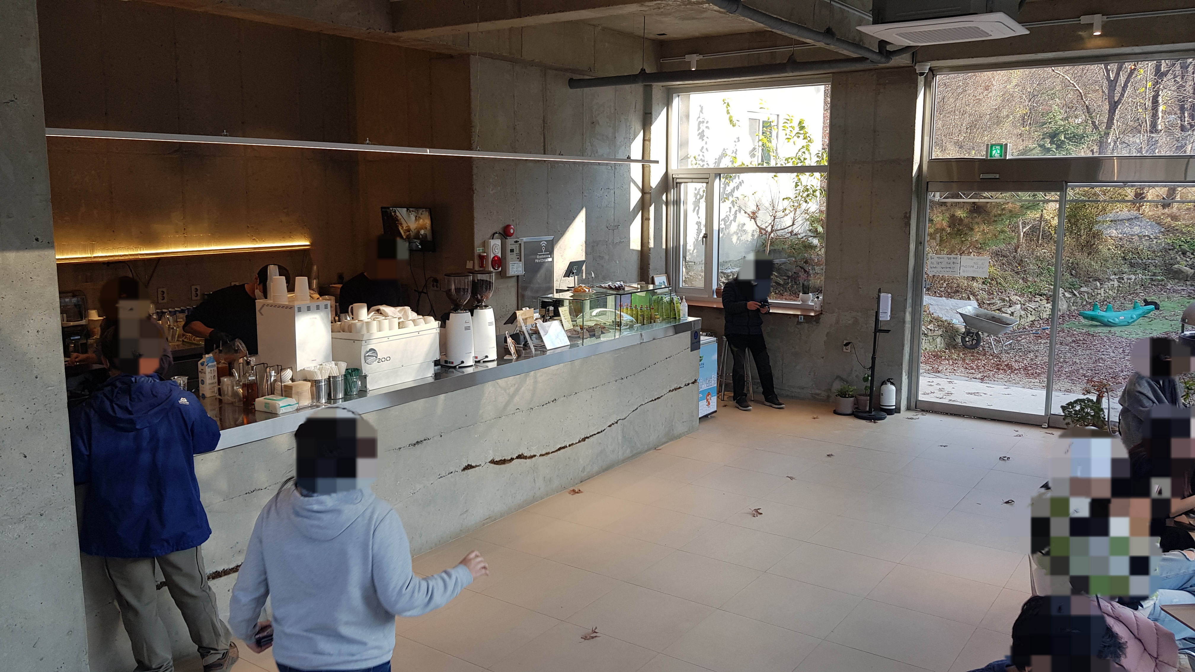 엔학고레 1층 내부