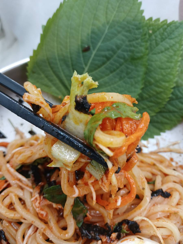 김밥처럼 쫄면에 있는 깻잎