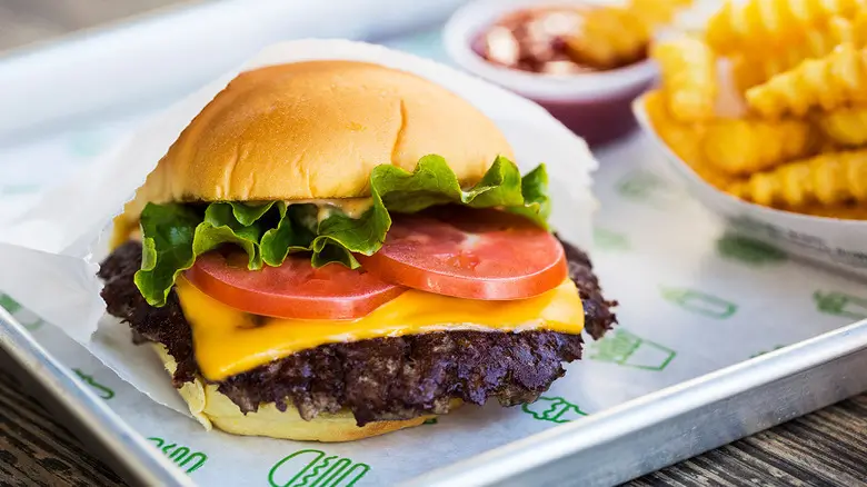 쉐이크쉑(Shake Shack)의 대표 메뉴인 '쉑버거(ShackBurger)'