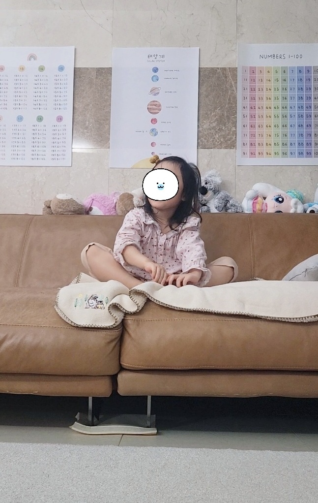 아빠가 영어 발표하는걸 보고 있는 딸