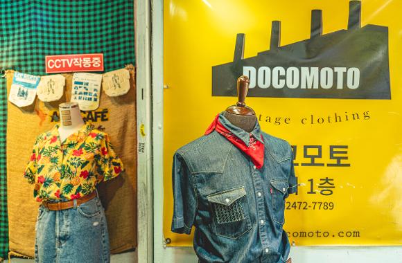 도코모토 입구 앞 마네킹에 복고풍 의상이 입혀 있는 사진