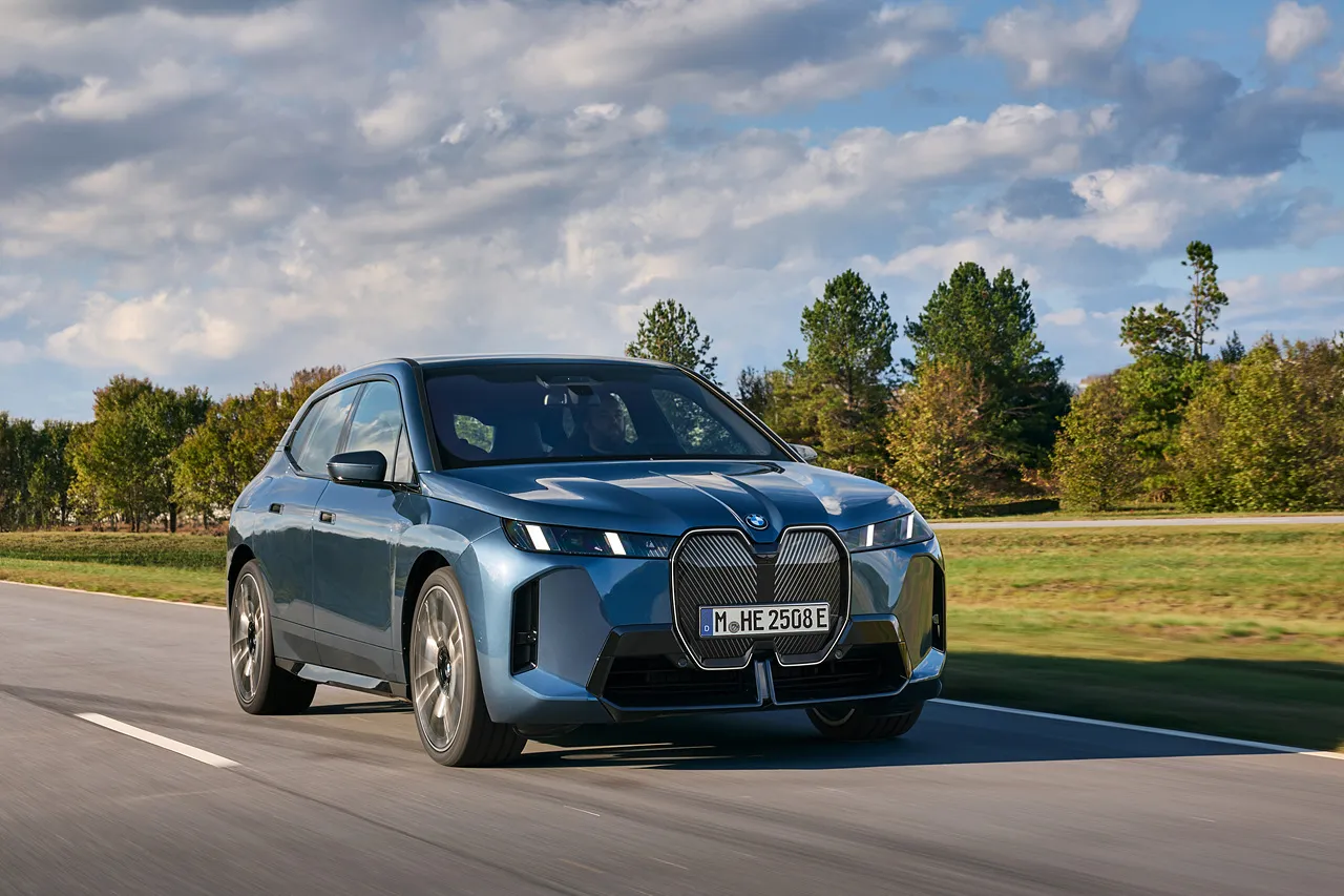 BMW iX 자동차 이미지