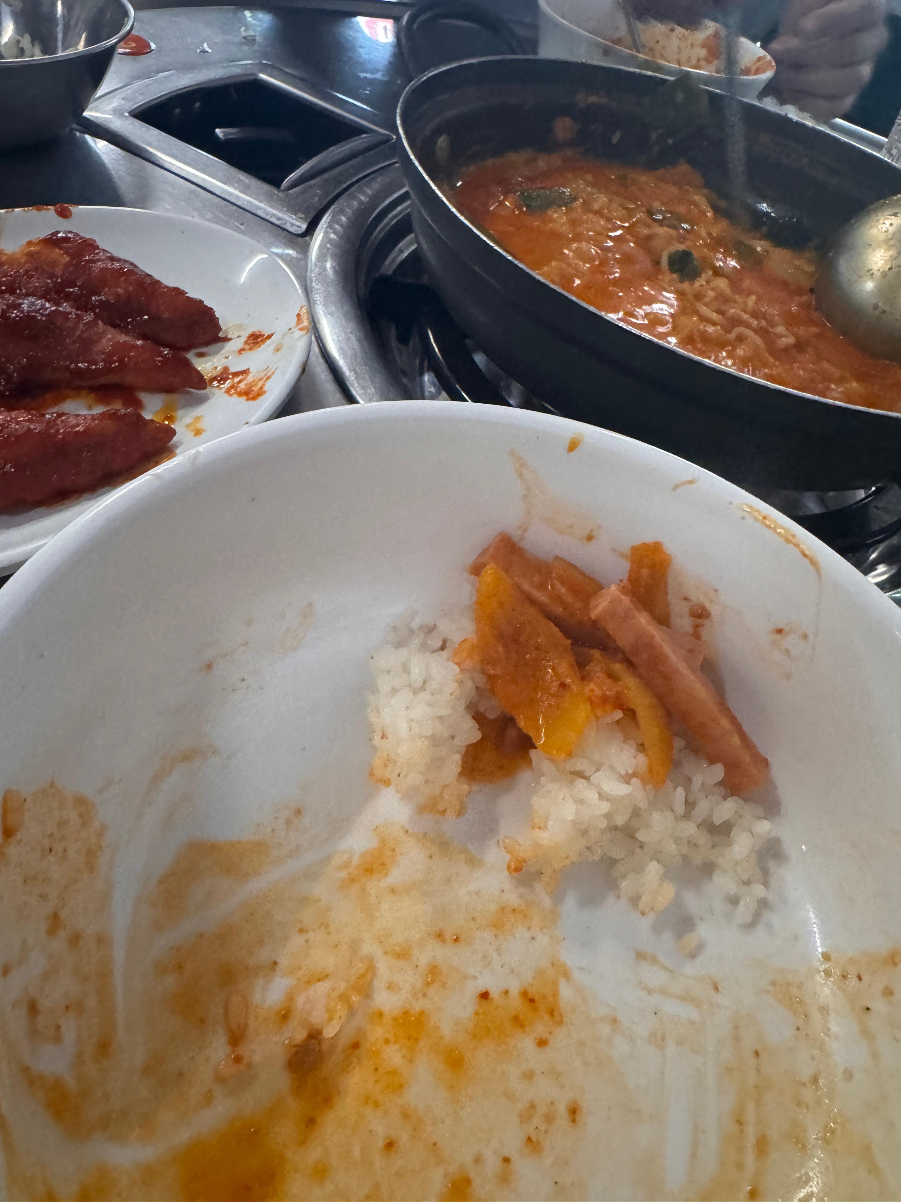 경아식당 햄폭탄부대찌개 햄과 밥 함께 먹는 모습