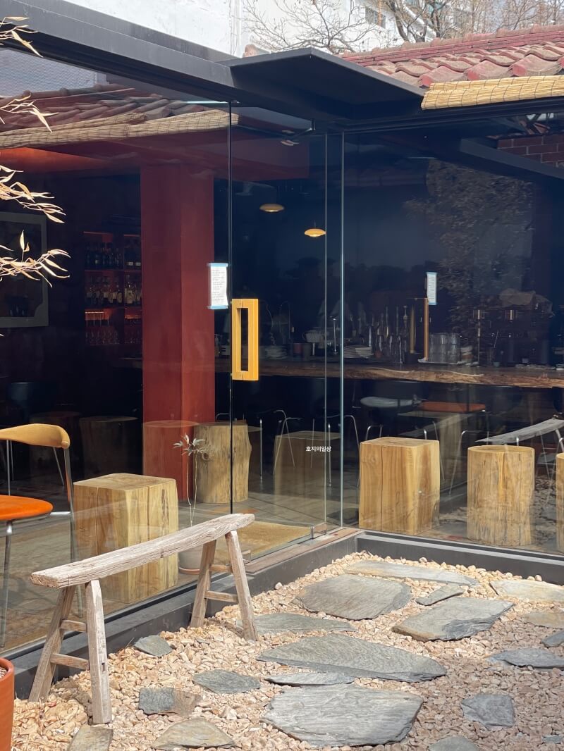 용산 용리단길 골목 한옥 동굴 감성 카페 - 매장 입구
