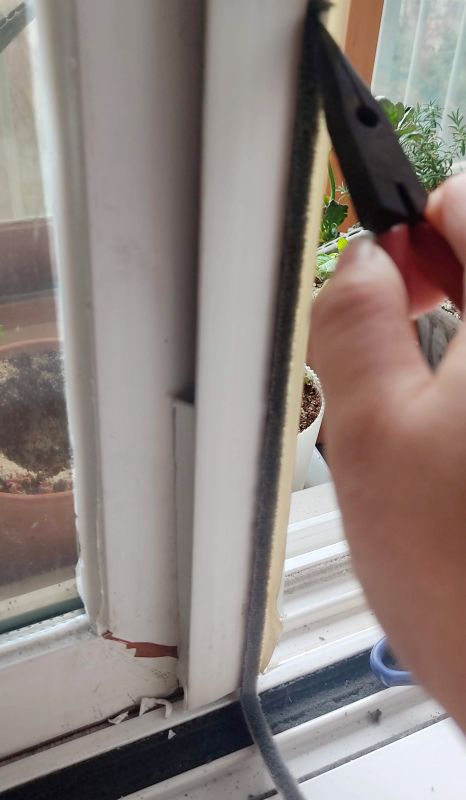 잘끼워져 위로 끌어올리는 사진