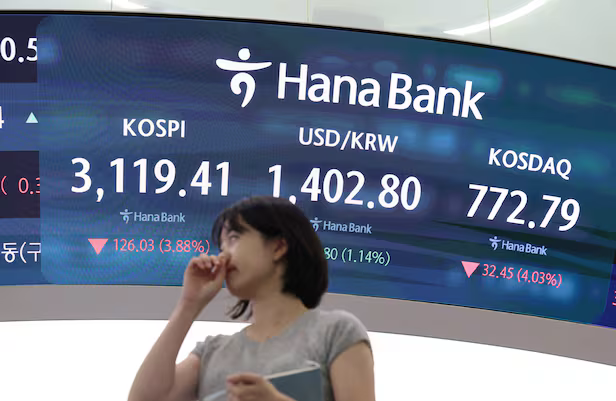 2025년 8월 1일 서울 중구 하나은행 딜링룸에서 코스피, 환율 코스닥이 표시되고 있다.