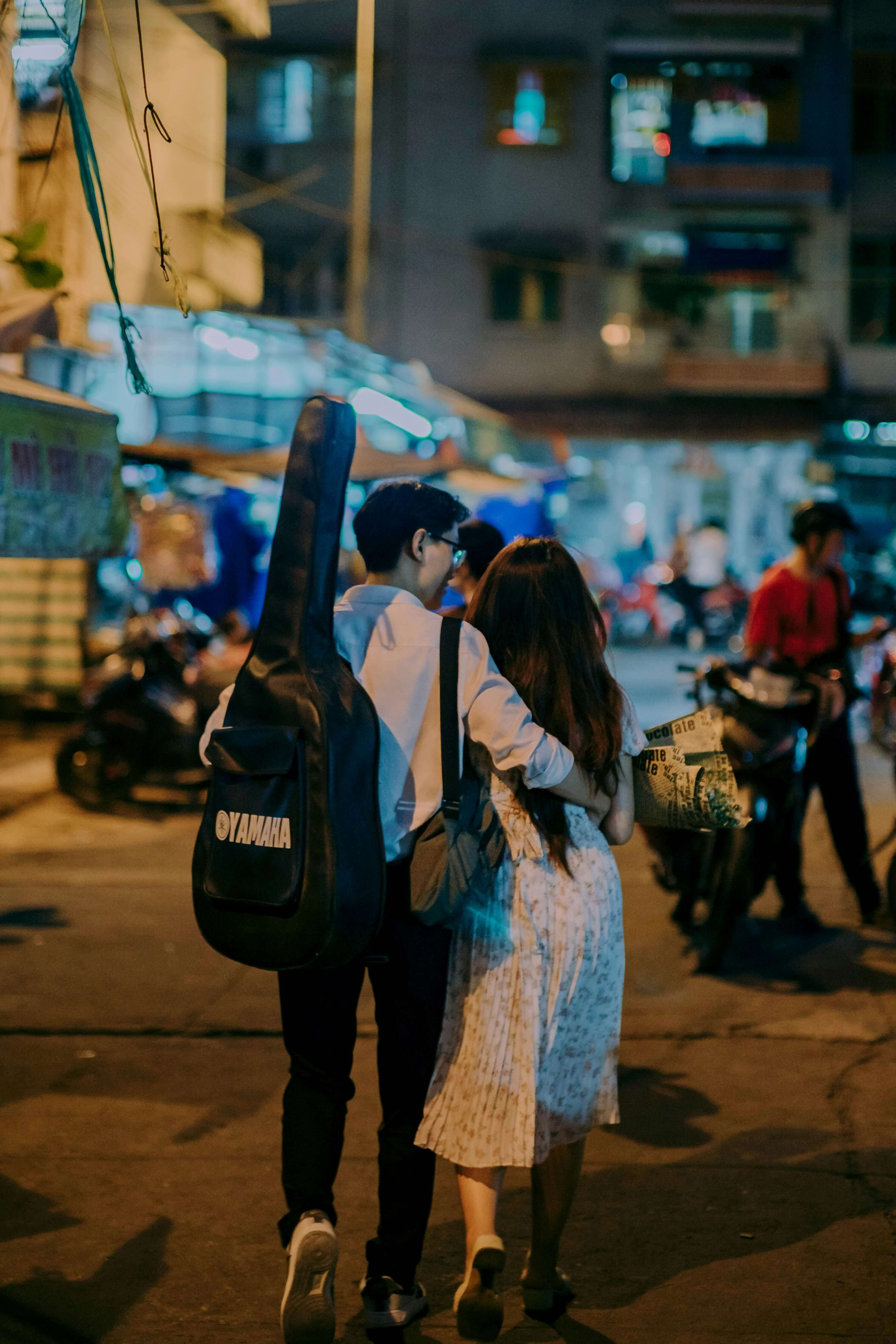 데이트를 즐기고 있는 커플의 모습