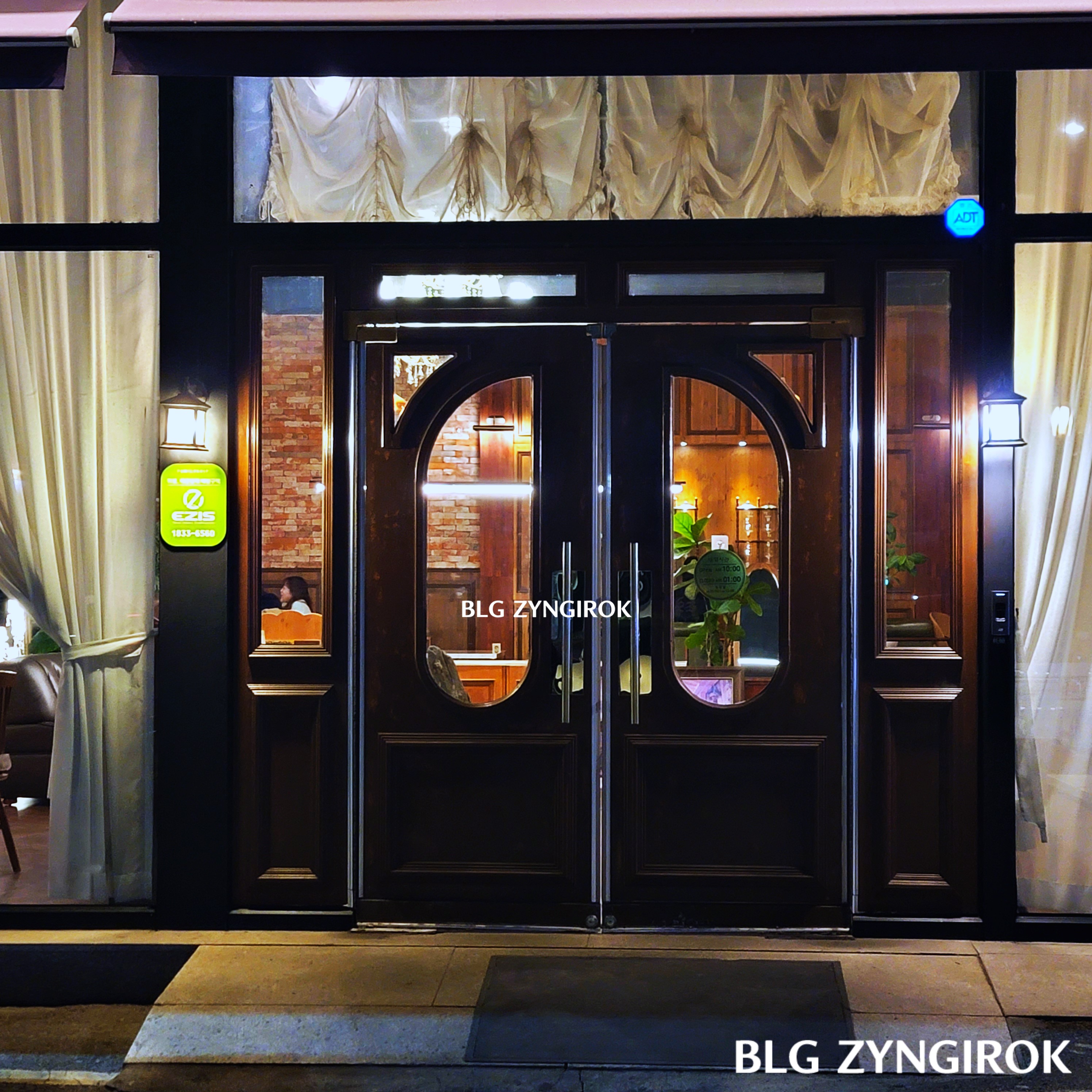 카페 소셜 클럽 출입문 모습이다. 대형 양개형 문이다.