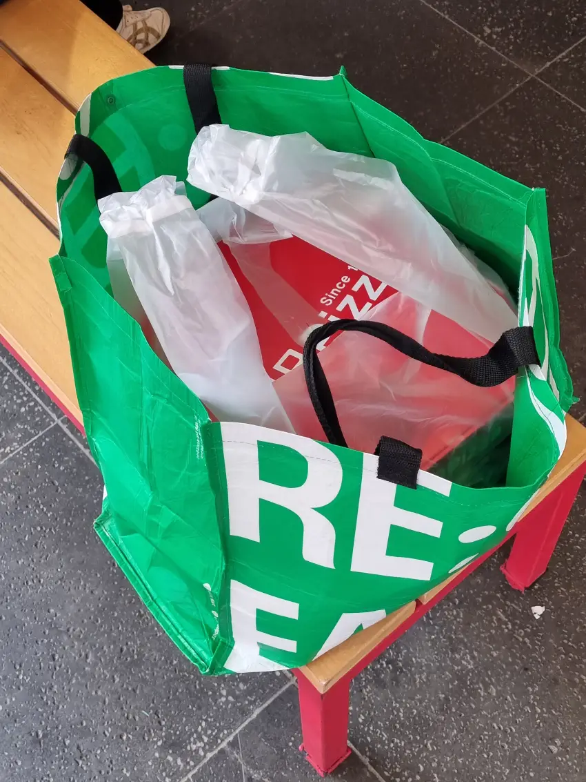 큰 에코백에 이재모피자 세 판을 옮겨 담았습니다.