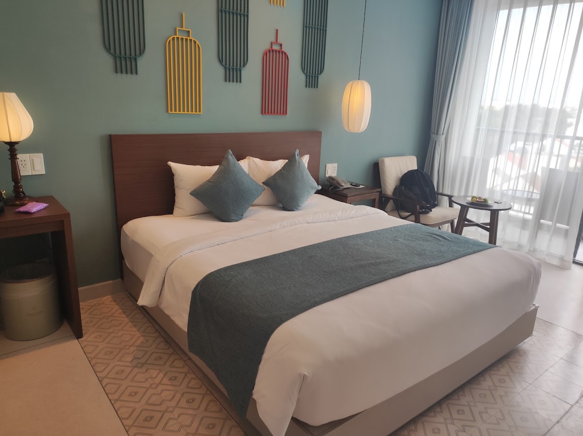 민트색 포인트 벽의 깔끔한 객실