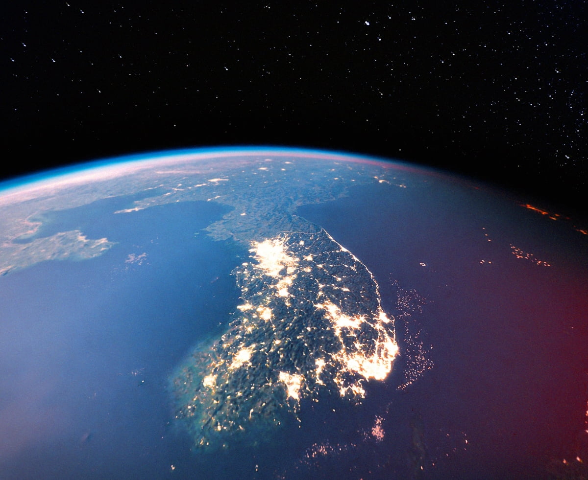 우주에서 바라본 한반도 야경. 미국 항공우주국(NASA) 위성에 탑재된 VIIRS의 데이터를 활용해 국내 우주 기업 텔레픽스가 이미지화 했다.