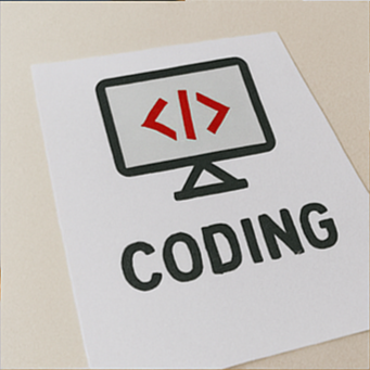 &amp;#39;INTRODUCTION TO CODING&amp;#39; 서류봉투&amp;#44; 나선 노트에 인쇄된 &amp;#39;CODING FUNDAMENTALS&amp;#39;&amp;#44; 기본 문법이 정리된 목록 형식 문서