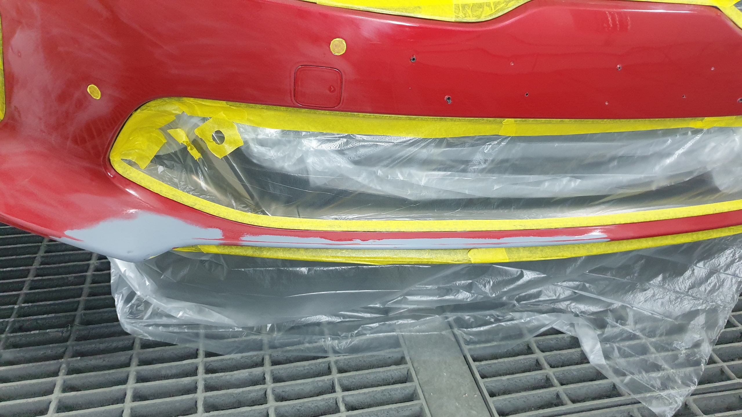 범퍼 하단 부분도색 작업 중 스팅어 범퍼 부분도색 작업 중