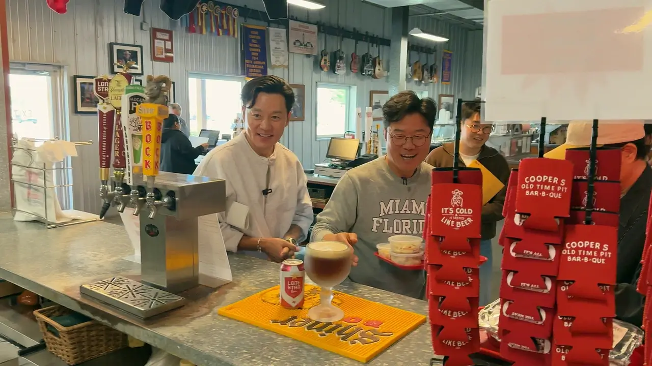 이서진의 달라달라 촬영 스틸컷 속 웃고 있는 나영석PD와 이서진이 맥주를 픽업하고 있는 중