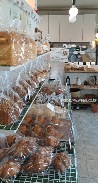 빵이 진열되어 있어요.