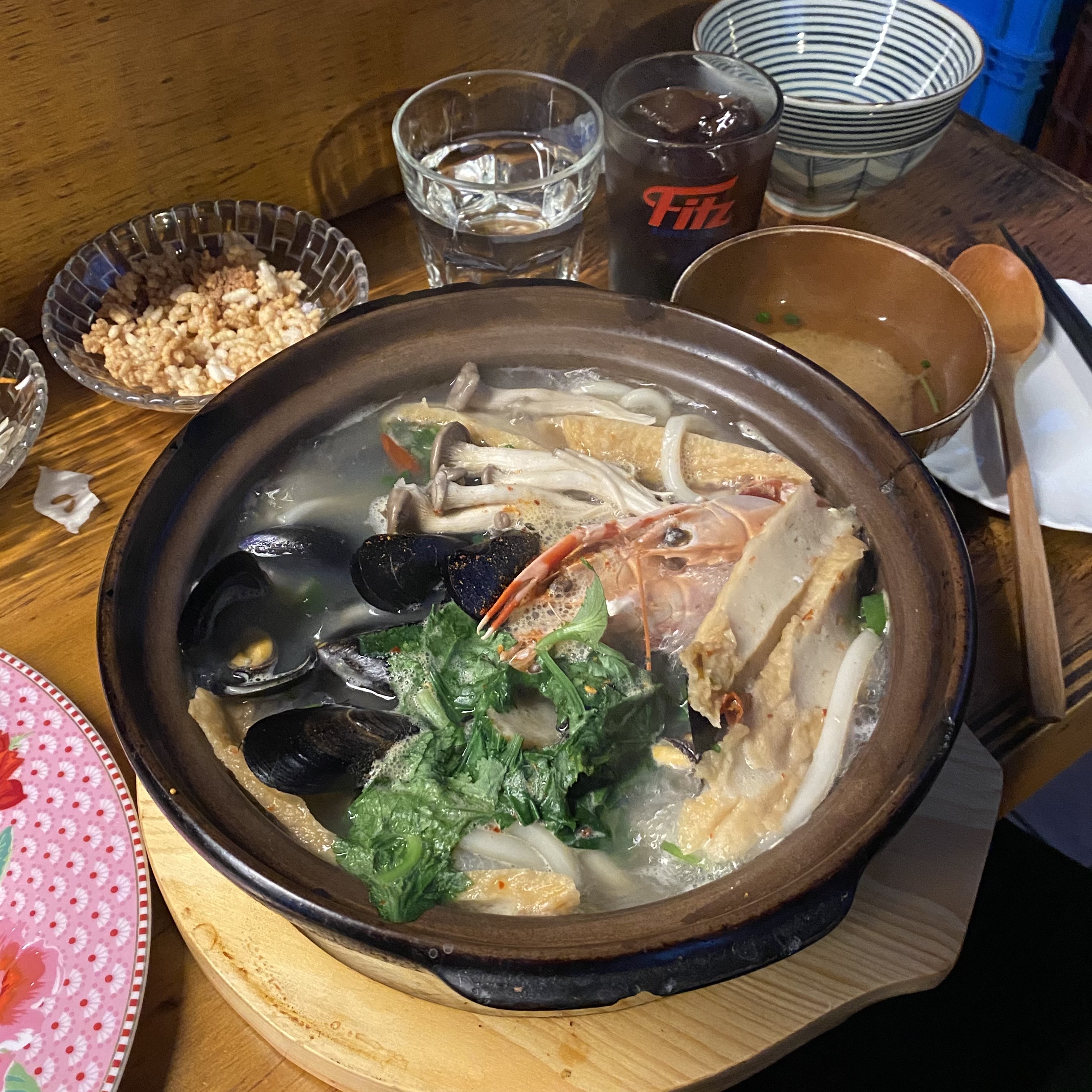 테이블에-놓인-우동이-추가된-스키야키