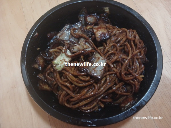 기름지고 탄수화물 함량이 높아 비알코올성 지방간을 유발할 수 있는 대표적인 밀가루 음식인 짜장면 사진