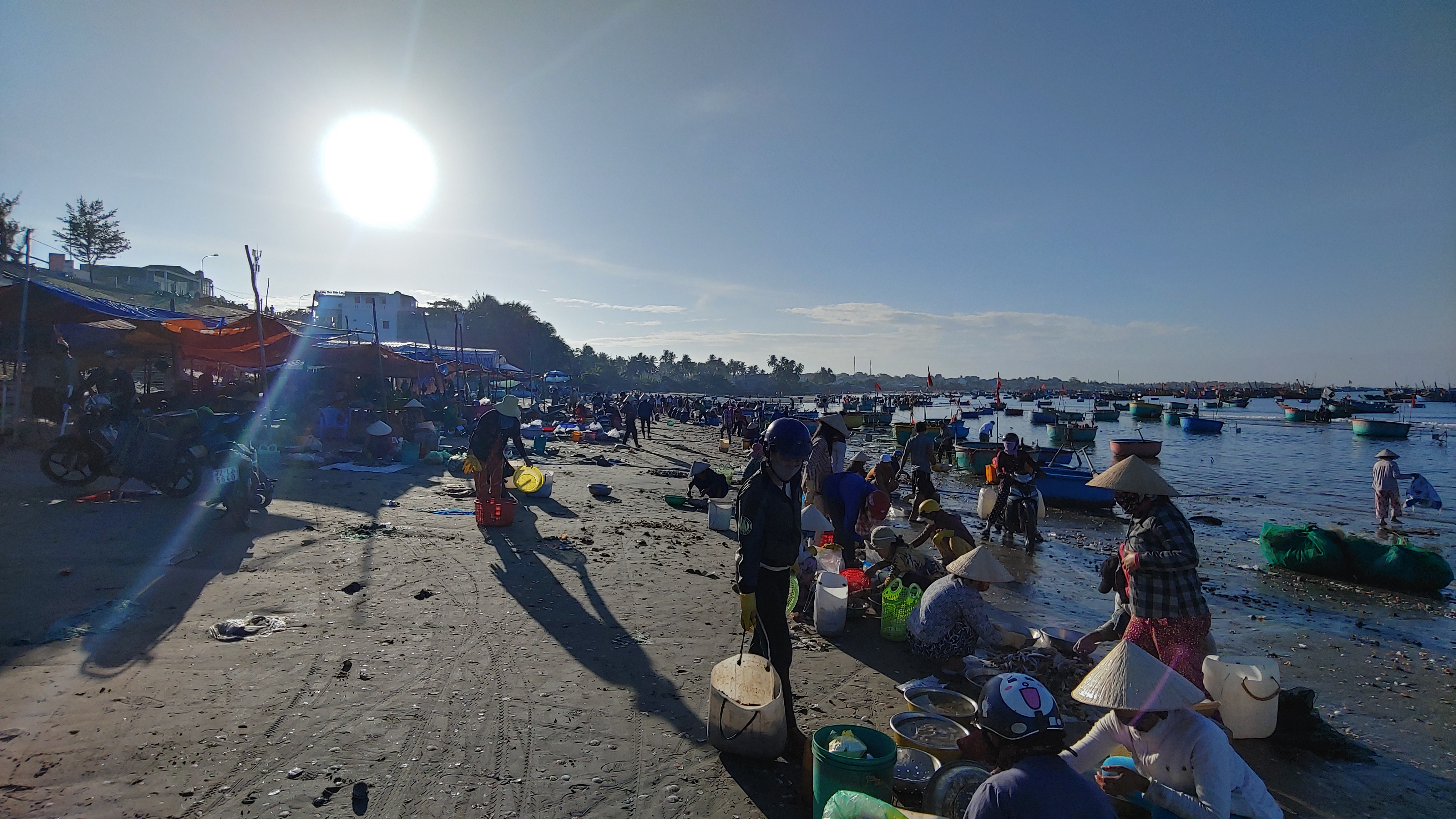 분주한 무이네 어촌마을 사람들