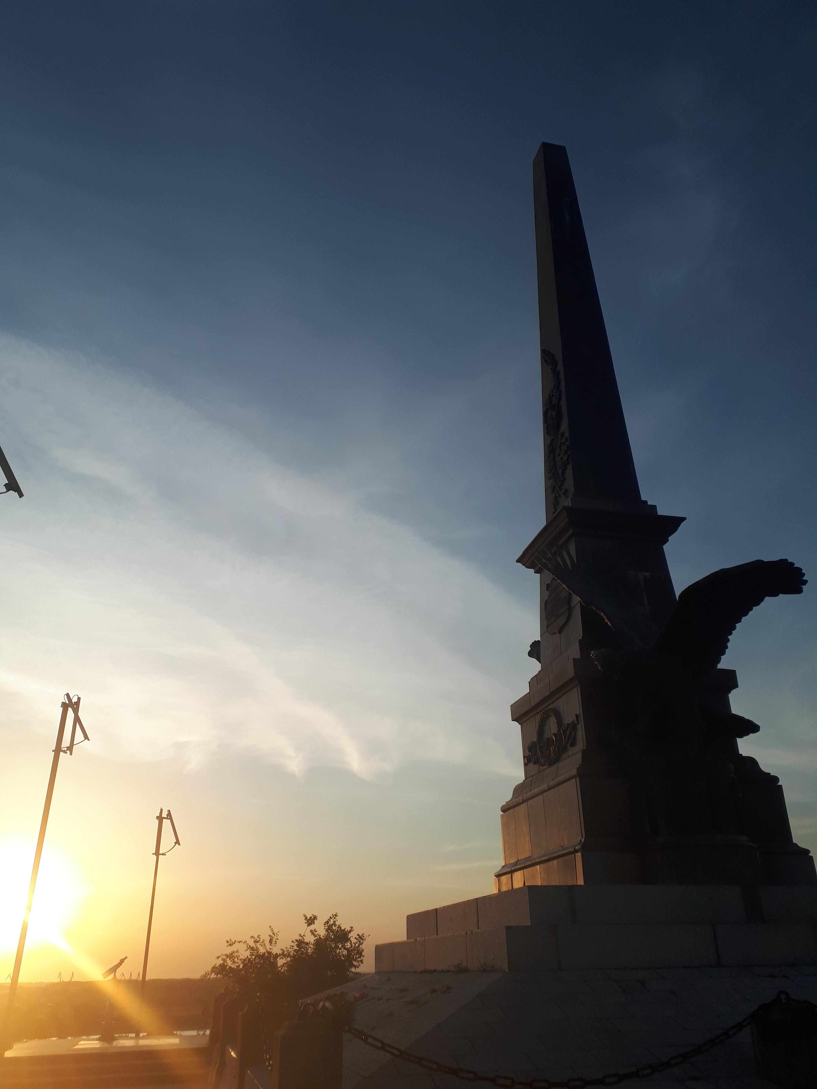 루마니아 툴체아 영웅들의 기념비와 지는 해