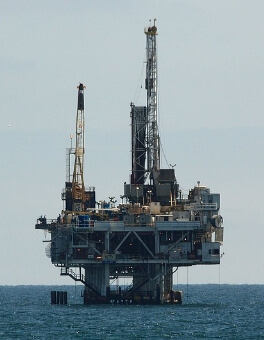 바다에서 시추하는 모습