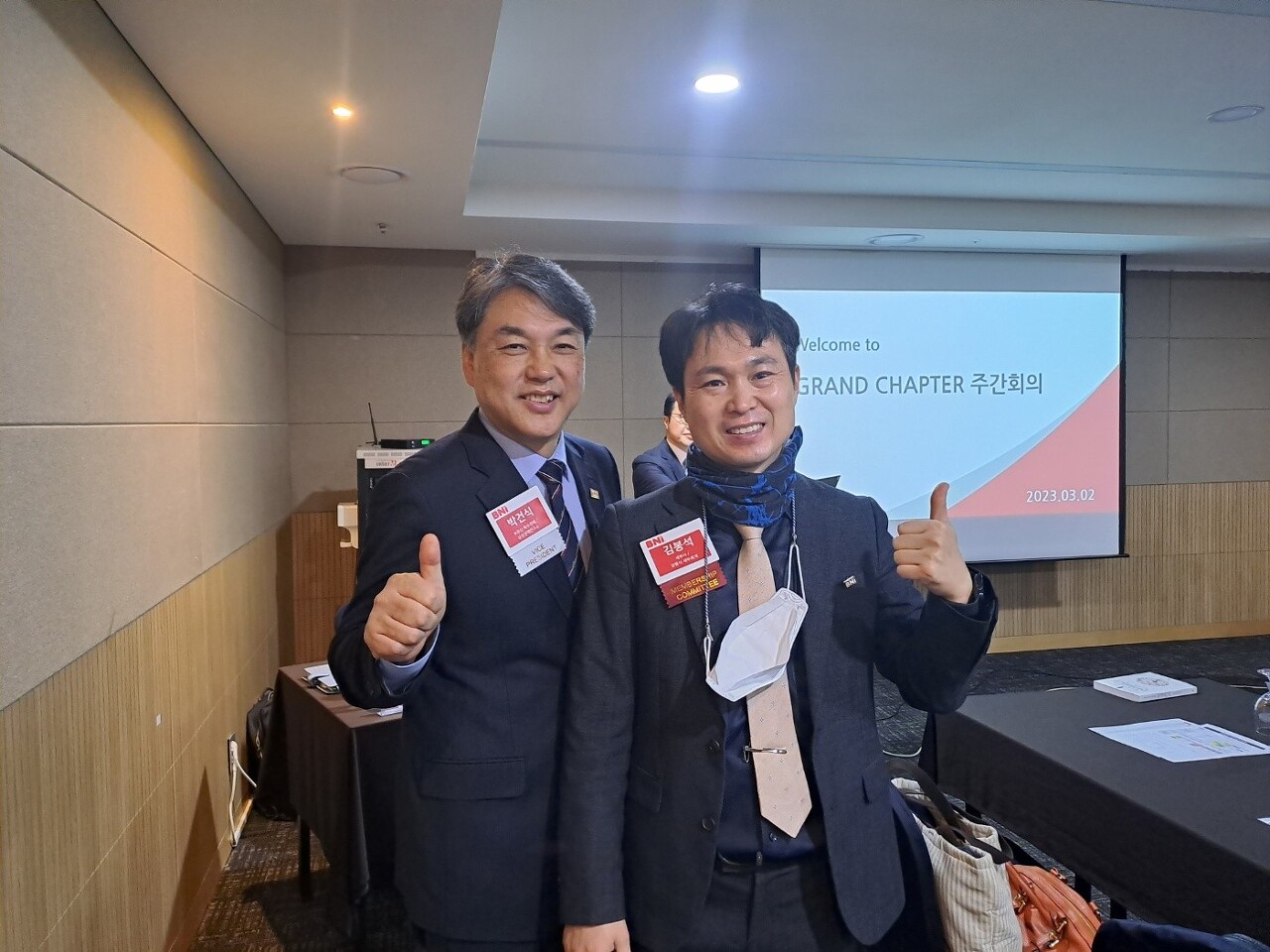 비엔아이 그랜드챕터 모임 시작전 특수경매 삼성경매연구소 박건식 대표님과 김봉석세무회계사무소 김봉석 세무사님이 엄지손가락을 올려 넘버원 포즈로 활짝웃으면 있습니다.