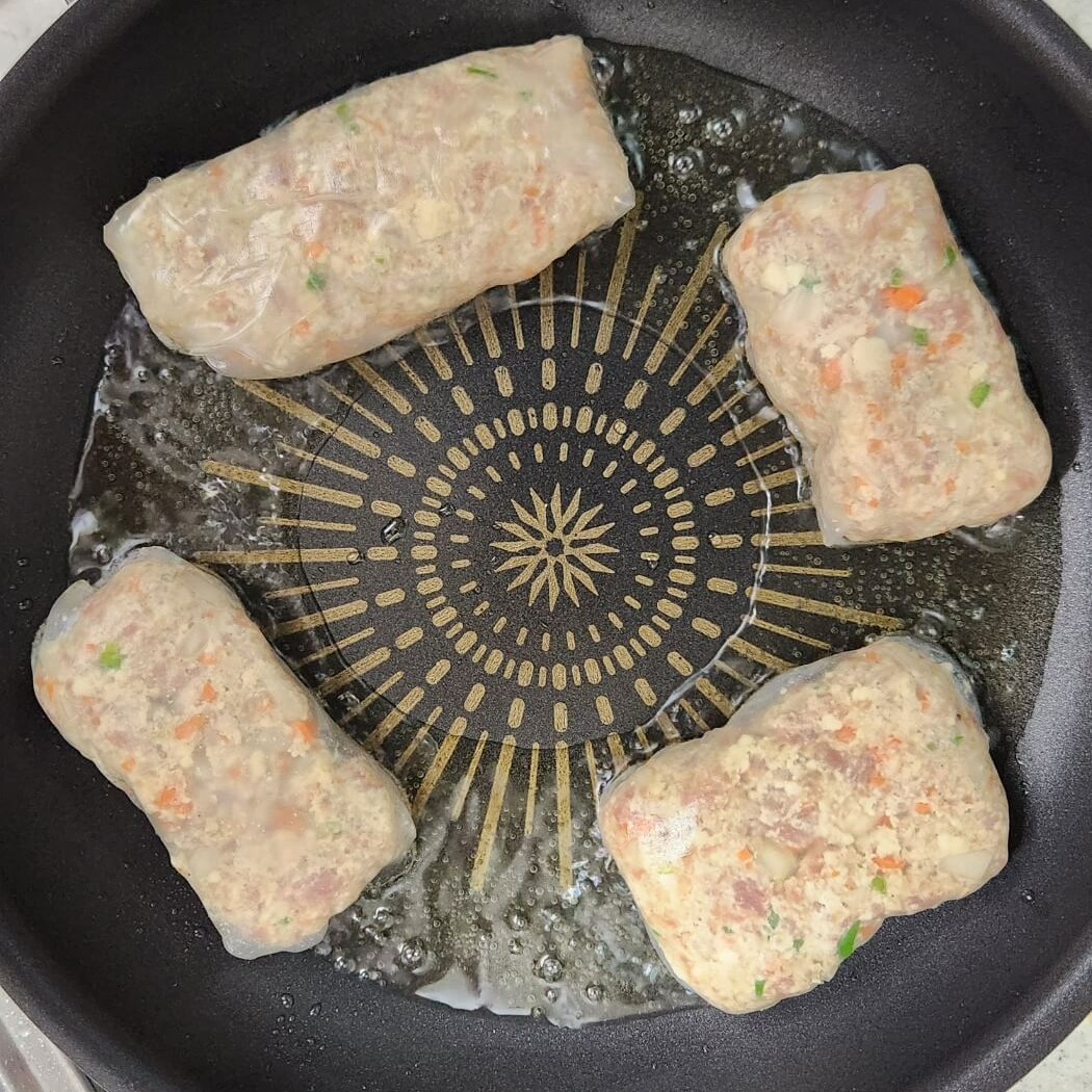 라이스페이퍼 요리 고기전은 기름을 넉넉히 두른 뒤 중간불로 부쳐주면 된다.