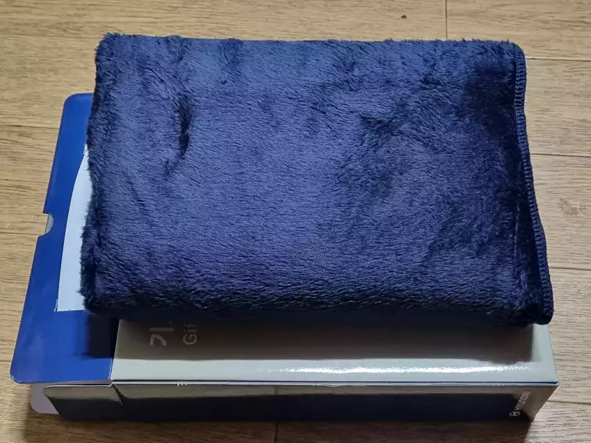 기프트 박스에는 무릎 담요가 들어있었습니다.