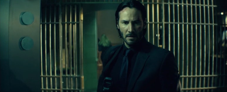 어두운 분위기 속, 목표를 향해 나아가는 전설적인 킬러 존 윅.