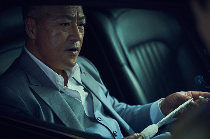 컴백홈에서차에탑승하고있는이경영