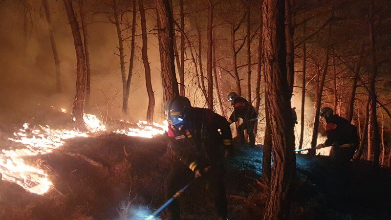 계속되는 강풍 속 산청 산불, 대원 2명 사망 2명 실종…