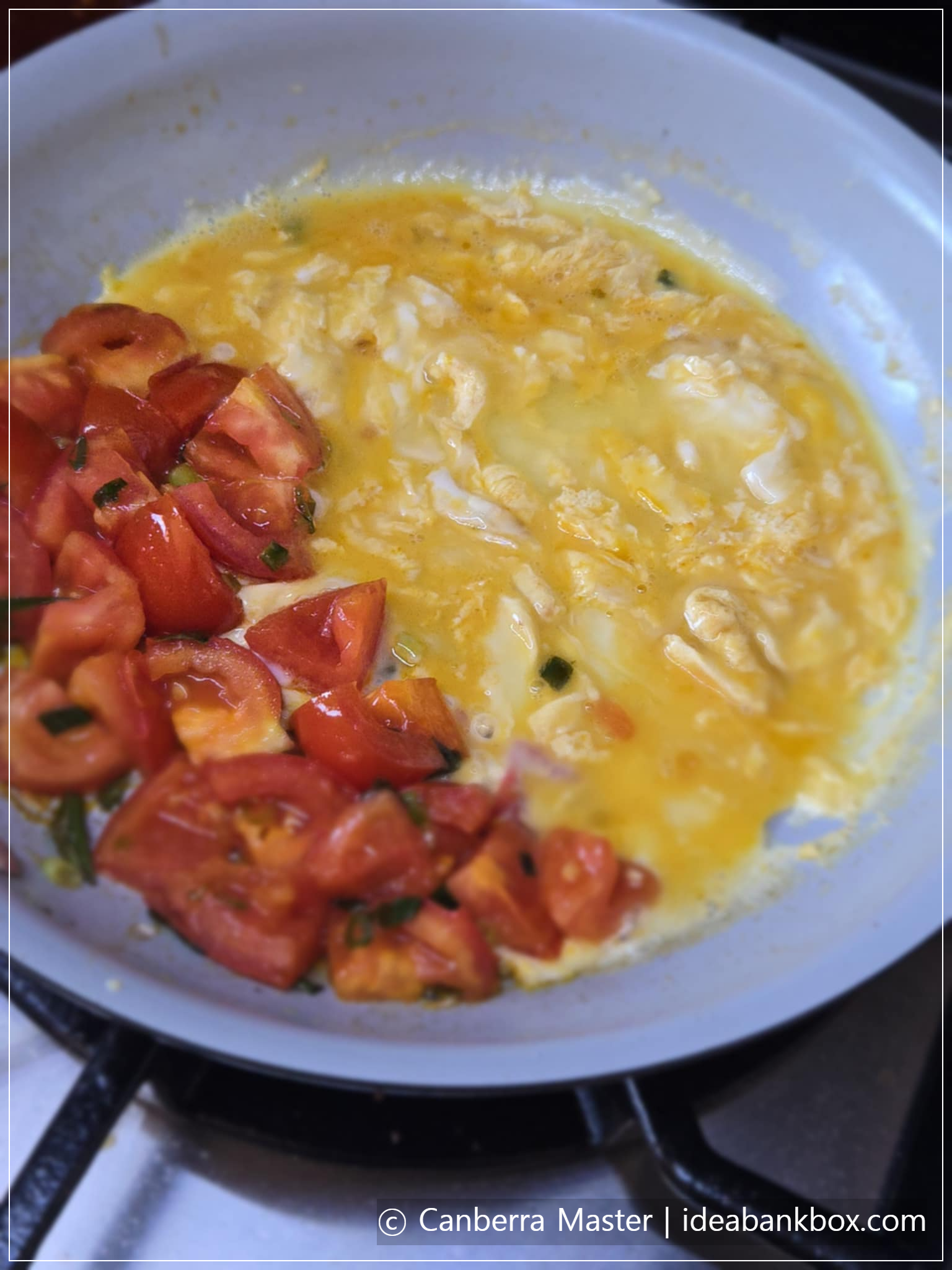 토마토는 한쪽을 밀고 계란물 투하