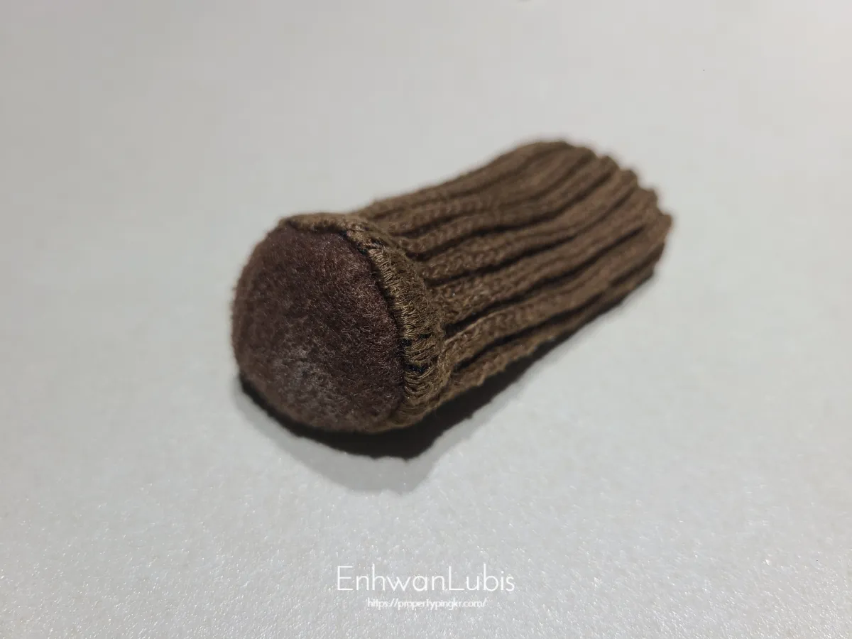 갈색의-의자양말커버-바닥면이-팰트로-되어있는