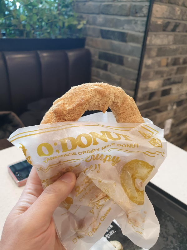 포장지를 벗겨낸 피넛버터 도넛. 포장지는 미국스럽다.