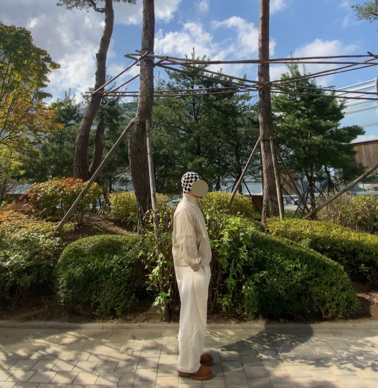 데일리룩('25. 10. 23.)마하그리드 체커보드 니트 비니, 마뗑킴 코팅 점퍼, 어커버 오버핏 티셔츠, 무신사 스탠다드 데님 와이드 벌룬 팬츠, 야세 남자엔지니어부츠 웨스턴부츠