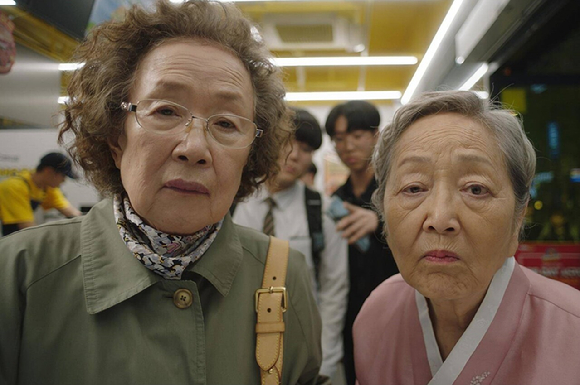배우 나문희와 김영옥이 오는 2월 7일 개봉하는 영화 &#39;소풍&#39;에서 주인공 은심과 금순 역을 맡아 연기하고 있다. [사진=롯데엔터테인먼트]