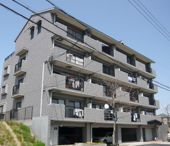 일본의 5층 아파트 건물 정면사진