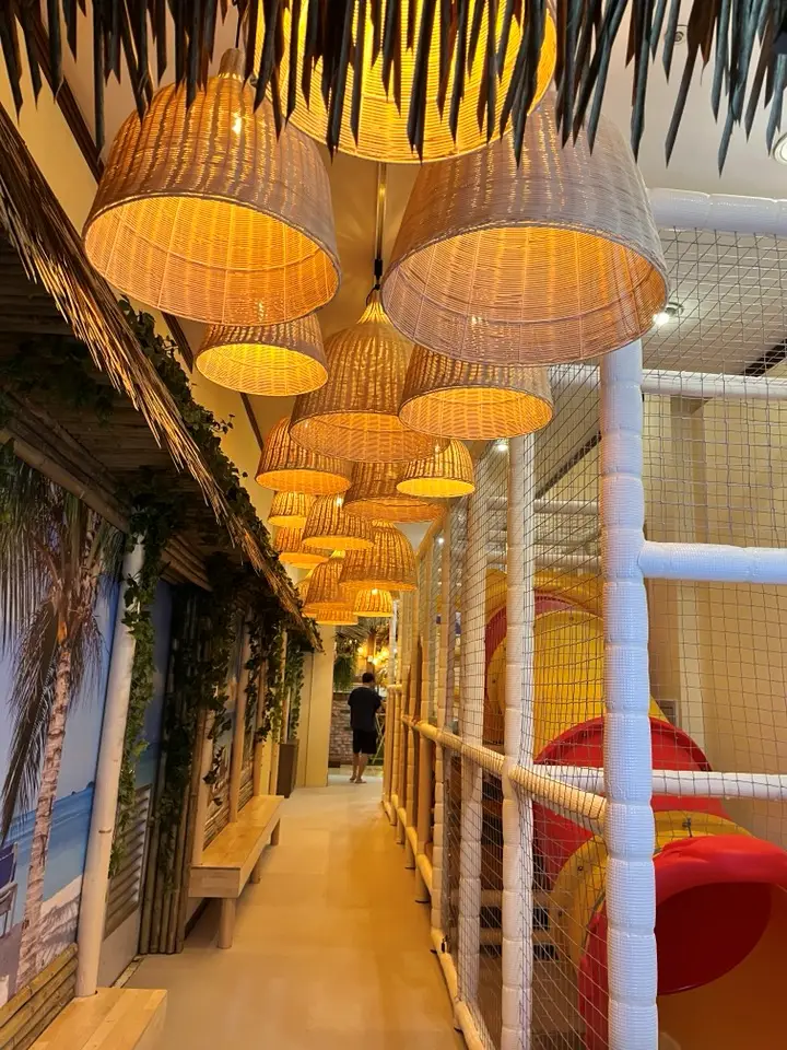 찜질방-놀이공간-미끄럼틀과-인테리어-조명