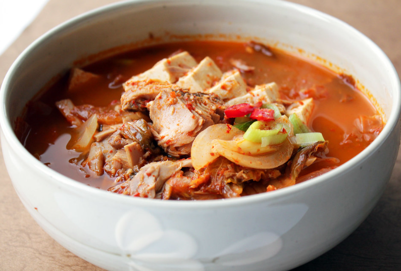 김치찌개에 대한 뜻과 어원, 유래, 역사, 특징, 맛과 영양, 조리법(레시피), 세계화, 전 세계 맛집, 프랜차이즈